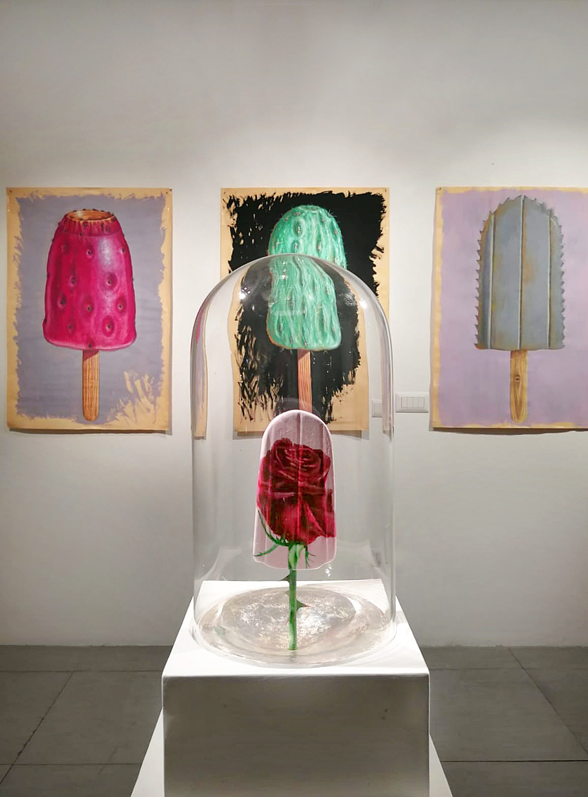 Uno stick con la rosa sotto una campana di vetro in mostra