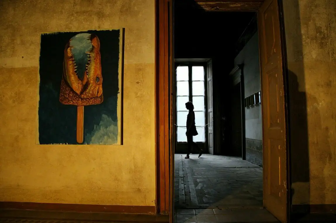 Uno stick esposto tra le stanze di un palazzo storico