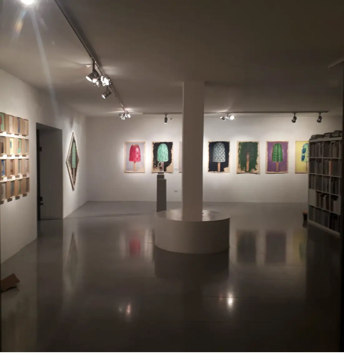 Le opere di Salvatore Zito in una galleria, di sera