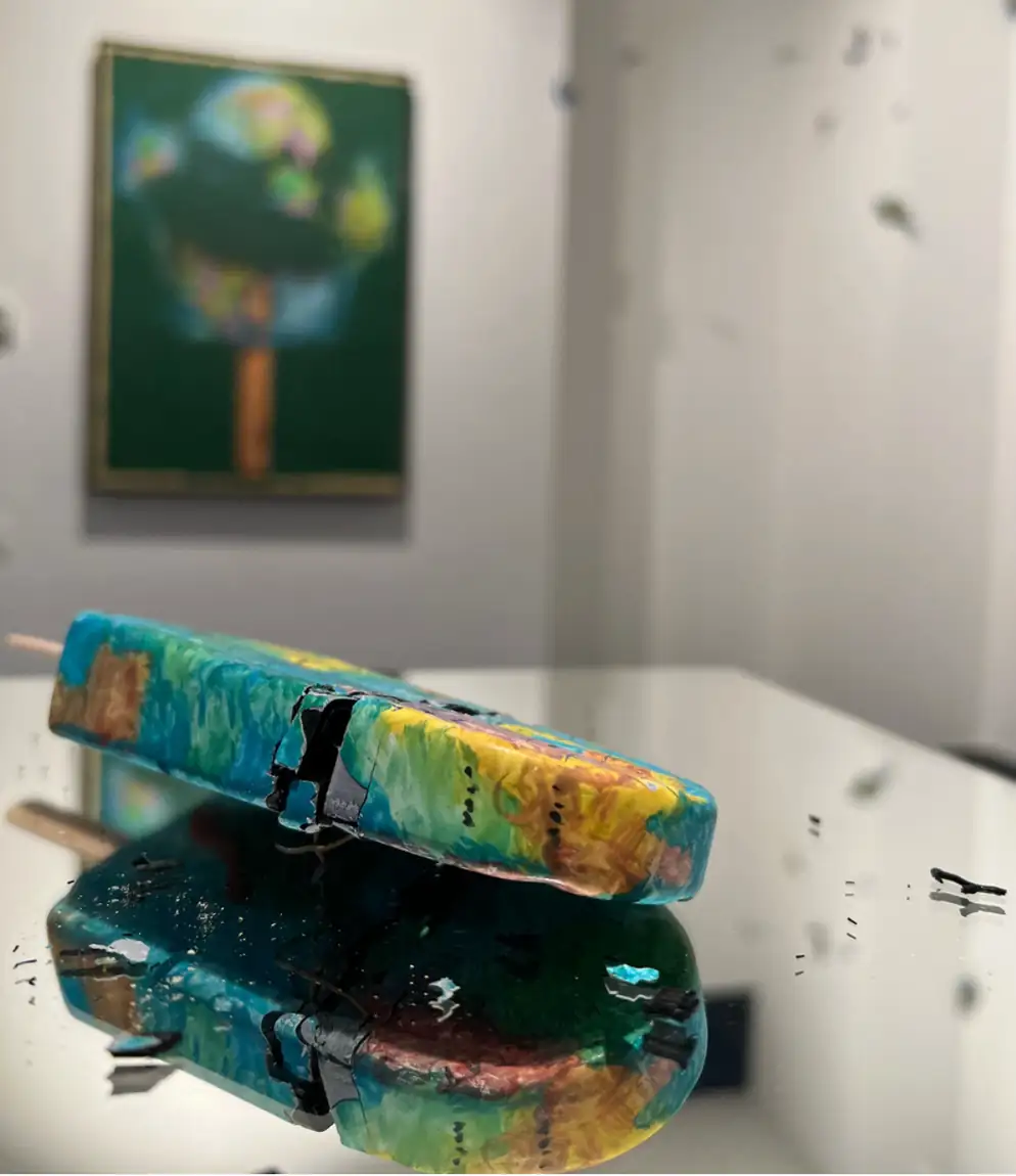 Una scultura di Salvatore Zito riflessa su uno specchio